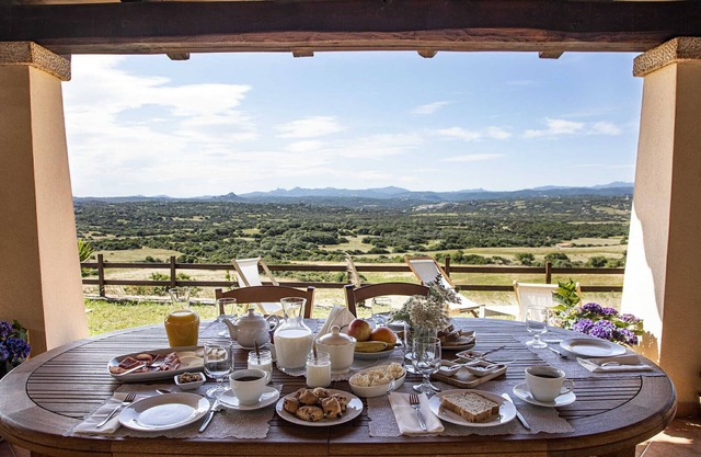 Typical house with panoramic views, in the countryside 15 minutes from the sea.