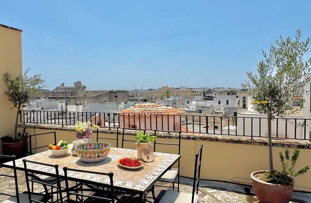 Casa típica con gran terraza frente al mar en el centro de Otranto
