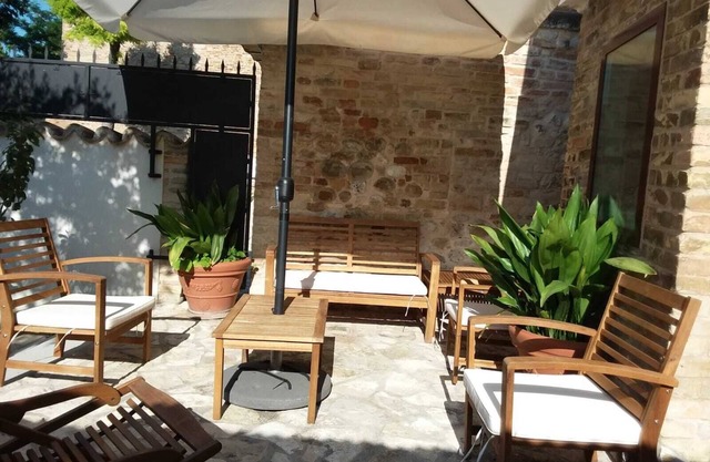 Típica italiana casa recién restaurada popular en el corazón del pueblo