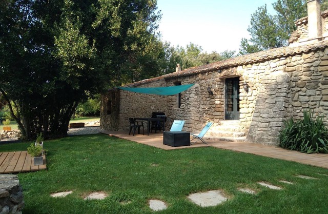 Typical Provencal cottage in a quiet estate with swimming pool
