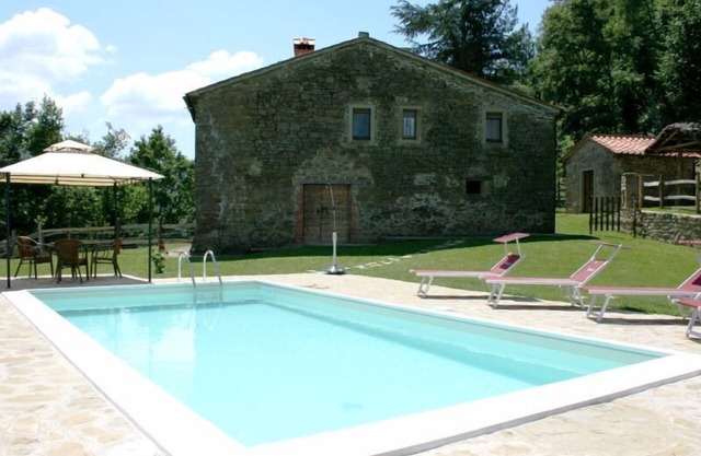 Antigua casa de piedra para hasta 5 personas con jardín privado y piscina. Excelente relación de calidad