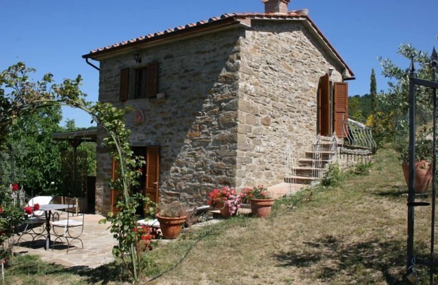 Pequeña casa para dos personas. Romántico, panorámico, tranquilo. Wi-fi, piscina privada y jardín, jacuz.