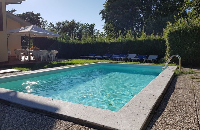Villa con piscina privada, terraza panorámica, rodeada de olivos y viñedos,