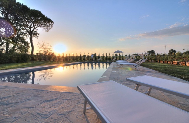 villa típica de la Toscana cerca de Arezzo con piscina privada y 16 camas