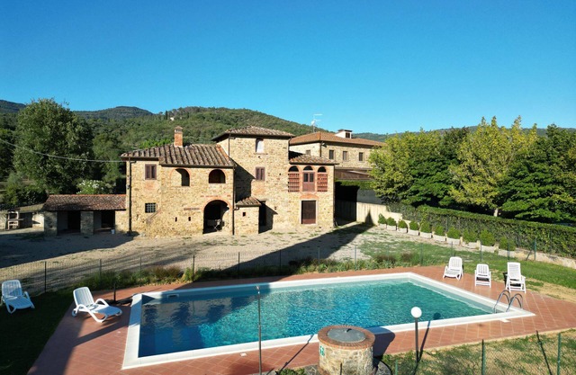 Typical villa located in the rolling hills of Valdichiana, 3 km from the town of Castiglion Fiorenti