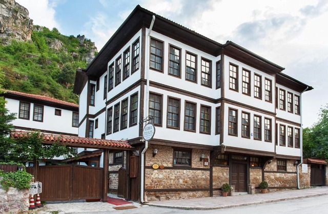 Uğurlu Konakları