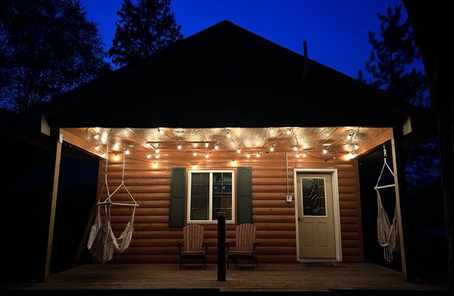 U.P. Woodsy Cabin Retreat: central location, sauna, AC, sleeps 13!