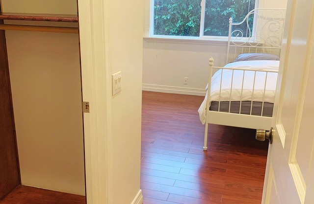 UCI girl/walk to school/clean and quiet room