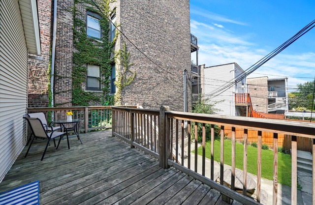 UIC / Little Italy - Adorable 2 Bed 1 Bath Apt - FREE PARKING & IN-UNIT WASH/DRY
