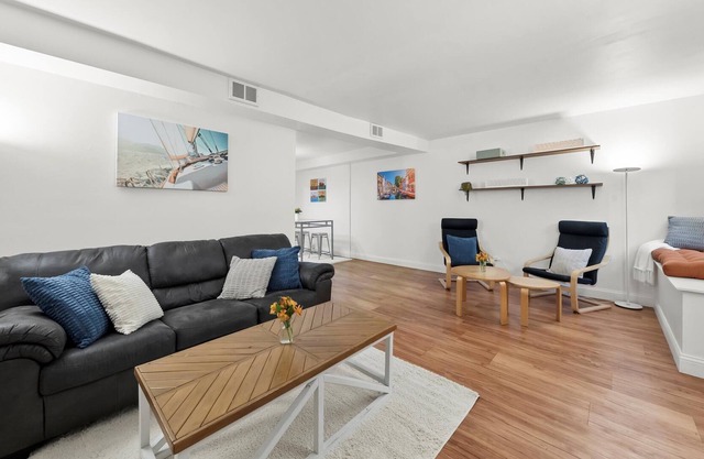 UIC / Little Italy - Delightful 1 Bed 1 Bath Apt FREE PARKING & IN-UNIT WASH/DRY