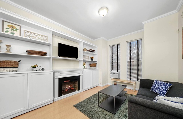 UIC / Little Italy - Historic 2 Bed 1 Bath Apt. WITH FREE PARKING!