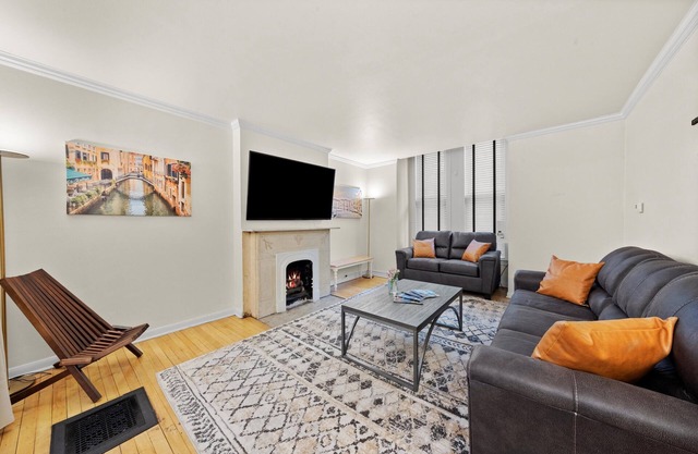 UIC / Little Italy - Lovely 1 Bed 1 Bath Apt. - FREE PARKING & IN-UNIT WASH/DRY