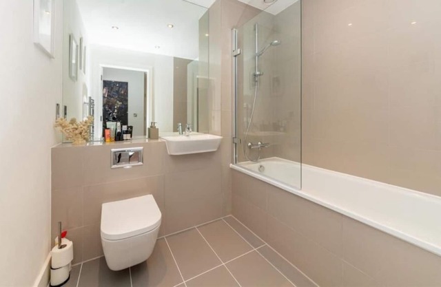 UK.LO.ALA - Brand New Luxury 3 Bed, 2 bathroom Flat