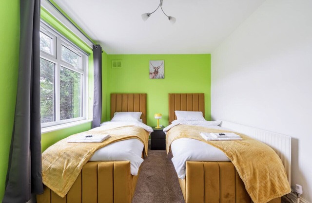 Uksas Two bed house Free Parking