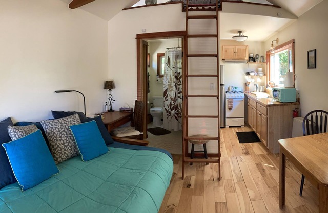 Ulee’s Gold: Cozy Cottage + Loft + Pet-Friendly