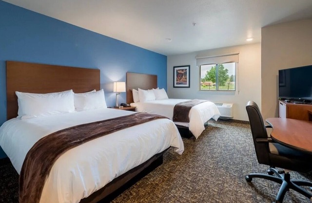 Ultimate Comfort in Room with Stunning Mountain Setting | Free Parking | Kitchen