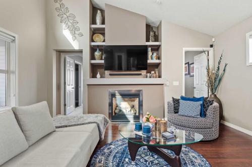Ultimate Family Getaway- Large 4BR Oasis Near Airport w FREE Banff Pass, Wine, Parking & Netflix!