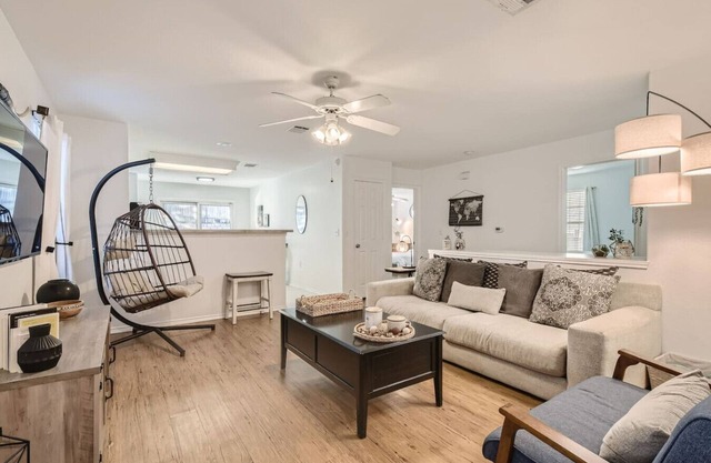 Ultimate Location ATX! 3BD2BA~Private Backyard