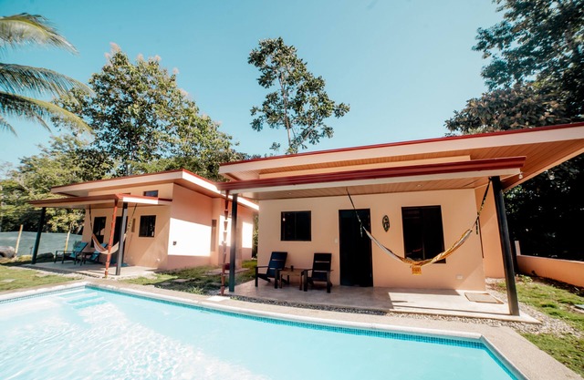 Two Bedroom-Bungalow-De Lujo-Baño en la habitacion-Vista a la Piscina