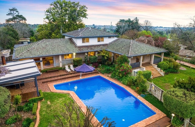 Ultimate Orange | 17 ppl | Central | Perfect for multiple families | Pool!