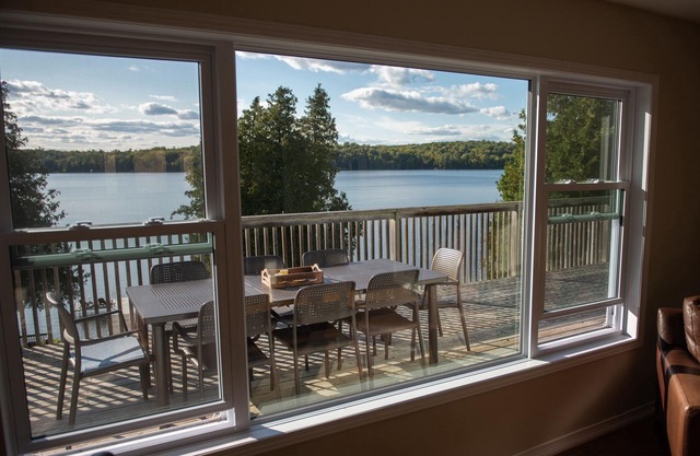 Lazy Loon Lakehouse: máxima privacidad en 500 pies de costa y bosque encantado