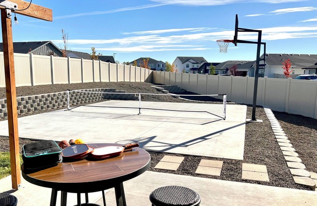 Ultimate Sports & Relaxation Retreat – Private Courts & Large Yard