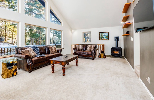 Beautiful house with jetted tub, fireplace, gas grill, large yard, & firepit