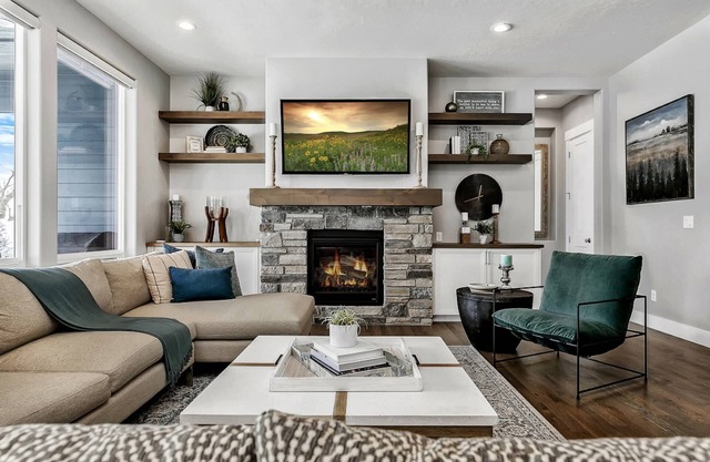 Ultimate Vacay Home in Fam Friendly Neighborhood! Spacious Living | Gourmet Kitchen | Community Pool