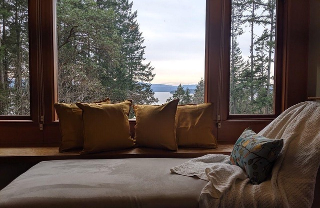 Ultimate Waterfront Glamping Escape: Unforgettable Group Retreats, Pender Island