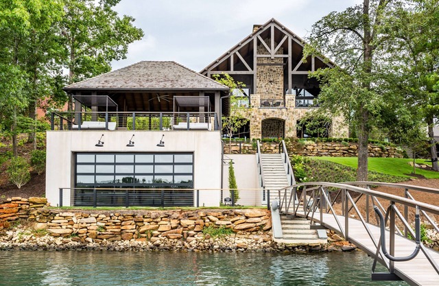 Ultra Exclusive Lake House in Clemson