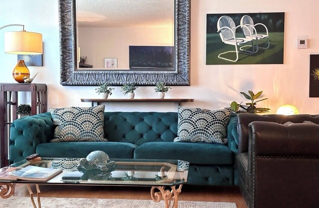 ULTRA LUXURIOUS APT. IN W. HOLLYWOOD / BEVERLY HILLS /GATED PARKING / 2 VEHICLES