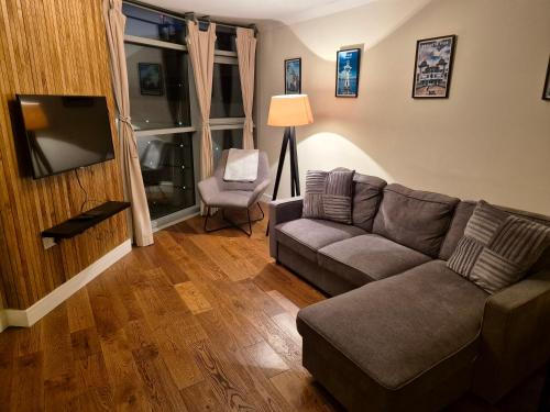 Ultra-Luxury City centre 2 bed apartment, with FREE parking