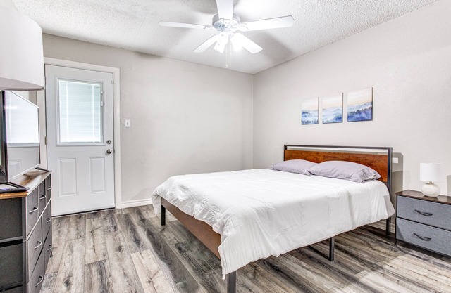 Ultra-Modern Duplex, Mins from Downtown, Pets OK