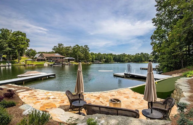 Ultra spacious 5-bedroom waterfront home with 2 private docks, Sleeps 16!
