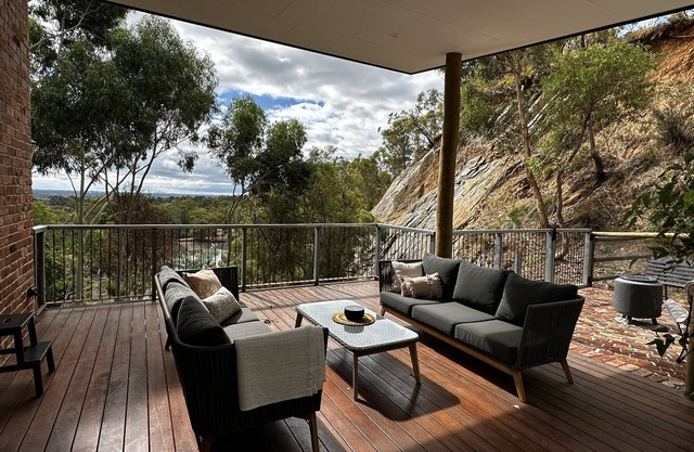 Umatah Retreat Chalet: Luxury bush retreat with water & city views