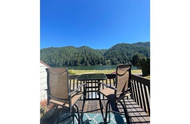 Umpqua River getaway stay for months condo
