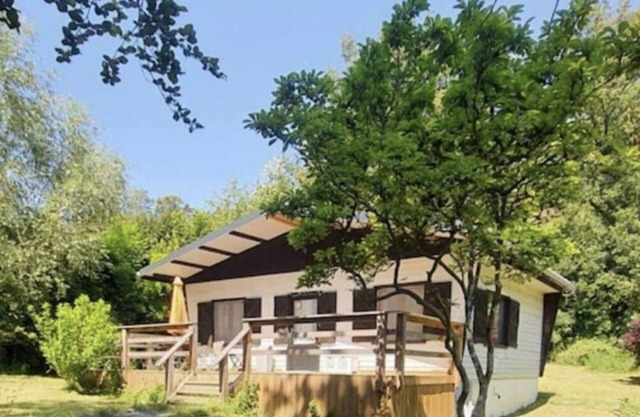 Un Chalet Loin des Regards et Proche des Attractions Comme les Grottes de Han