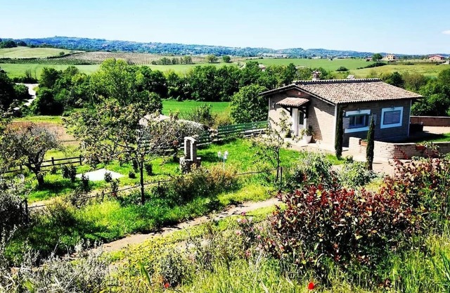 una casa immersa in 2 ettari di verde con piscina e zona wellness privata