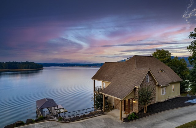 UNBEATABLE Smith Lake View - Few steps to water - Sleeps 11 - Year round water