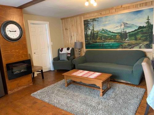 Uncle Bills Cabin Entire home 6 min south of town