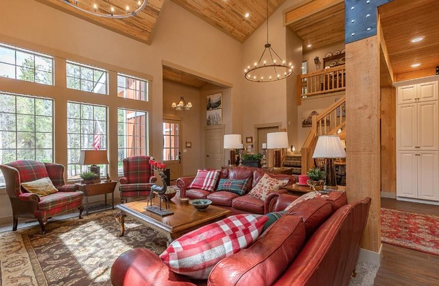 Uncle Chris Cabin by KABINO Air Conditioning Smart TVs Chefs Kitchen Spacious WiFi Grill Bills Island Reservoir Fishing