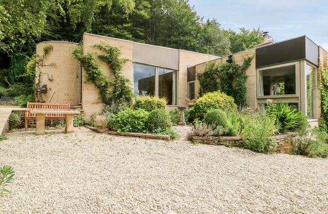UNDER CATSWOOD, pet friendly, luxury holiday cottage in Stroud