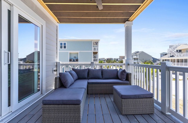 "Undoer of Knots" Private Pool, New Golf Cart! Elevator, Screened Porch, Charging Station!