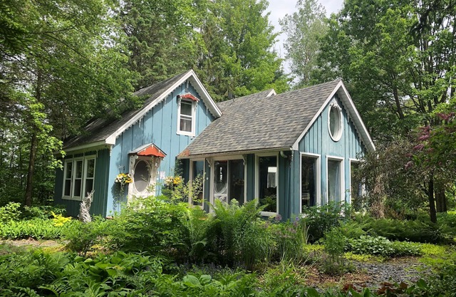 Une Chaleureuse Maison Dans un Jardin sur les Rives D'une Rivière