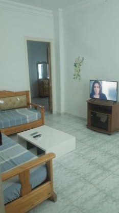 une chambre, un salon, cuisine et balcon