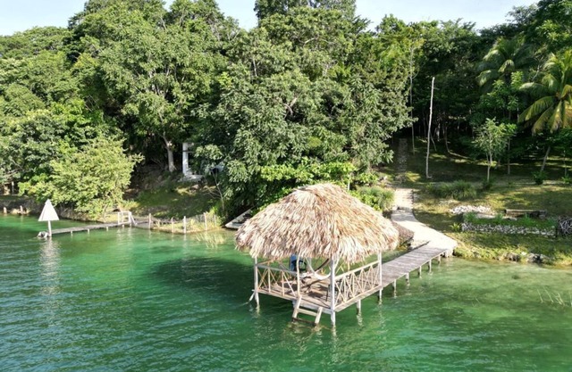 Une Maison au Bord du lac Petén Itzá, Nature et Relaxation au Rendez-vous!