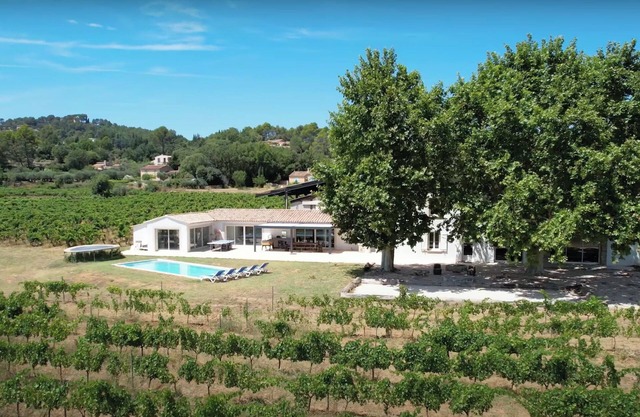 Une Nuit au Cœur D'un Vignoble Provençal + Piscine