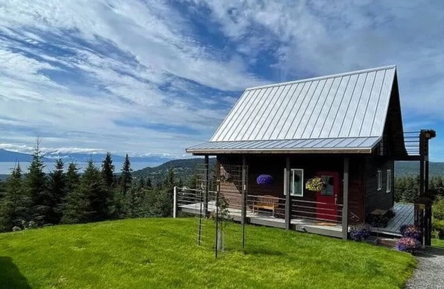 Unforgettable Alaskan Experience - Quaint Home with ocean and mountain views