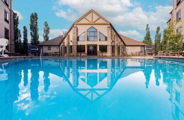 Unforgettable Views and Comfort! Swimming Pool, Free Breakfast, Free Parking!