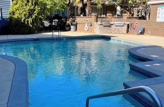 Unfurnished top floor condo in walkable, tree lined neighborhood